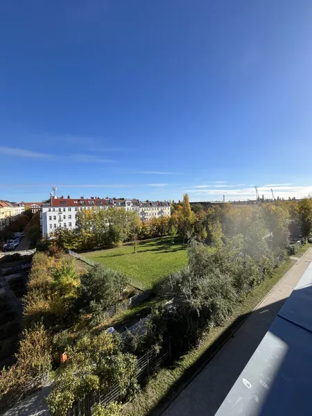 Stilvolle 3-Zimmerwohnung am Mauerpark mit Balkon, Einbauküche und Echtholzparkett — photo 1